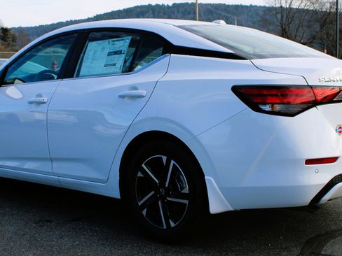 New 2025 Nissan Versa SR w/ Trunk Package image 3