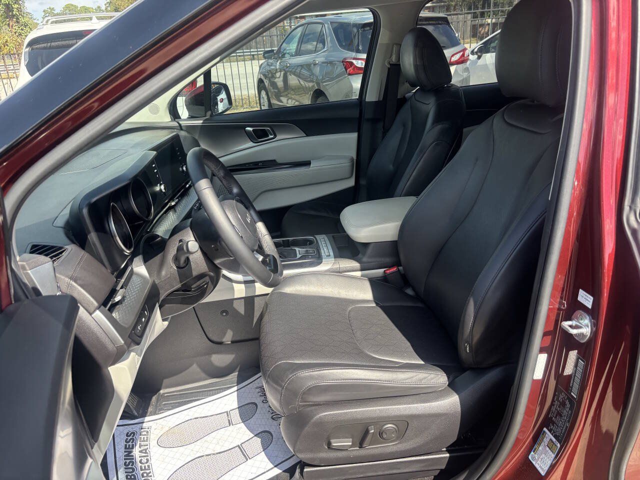 Used 2023 Kia Carnival LX FWD image 16