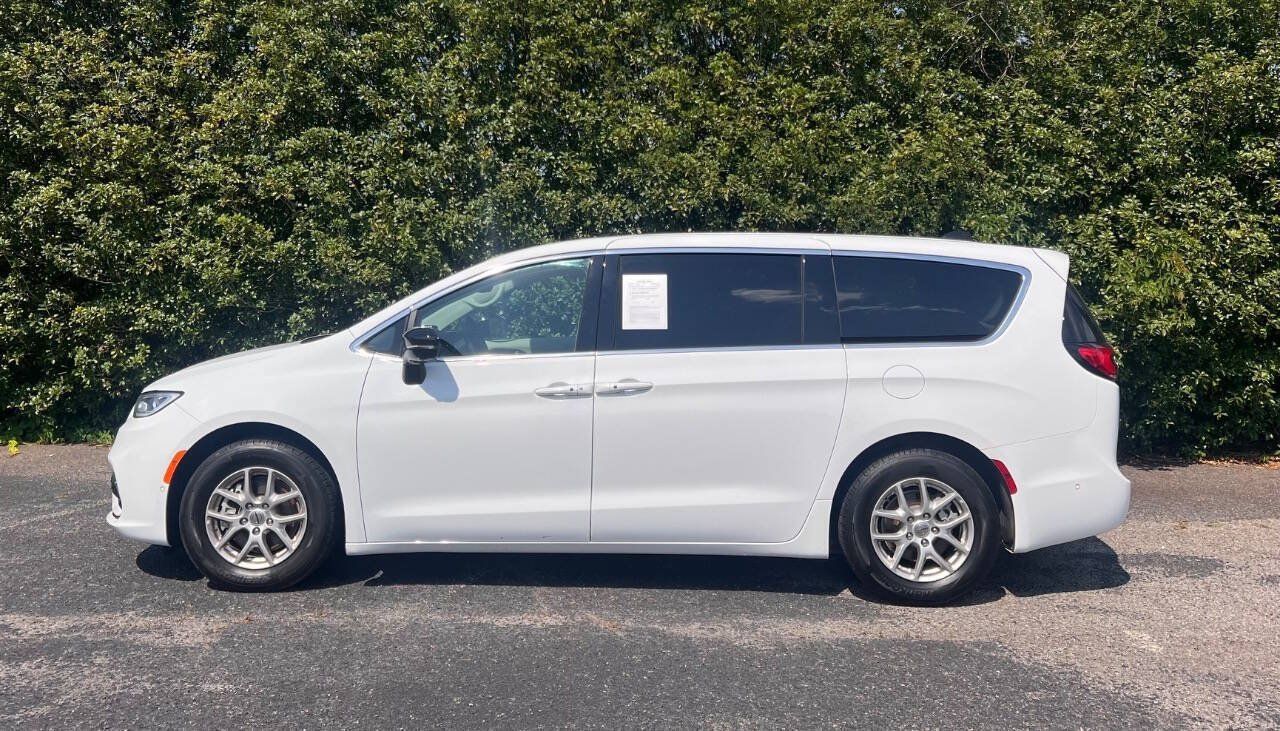 Used 2024 Chrysler Pacifica Touring-L FWD image 4