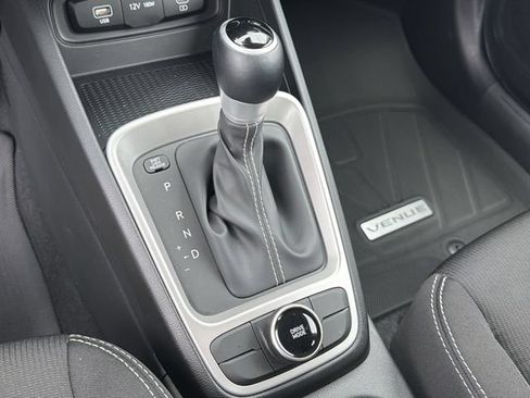 Certified 2025 Hyundai Venue SEL FWD image 31