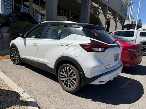 Used 2021 Nissan Kicks SV image 3