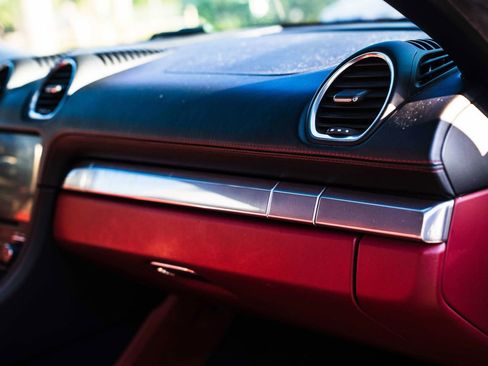 Used 2017 Porsche 718 Boxster RWD image 32