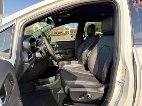 New 2026 Chrysler Pacifica Select FWD image 13