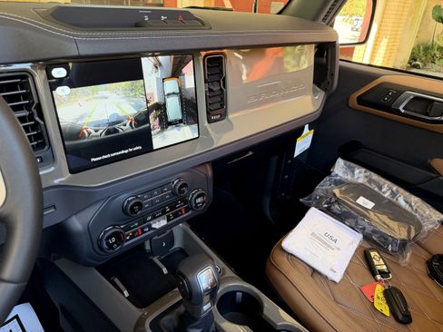 Used 2025 Ford Bronco Outer Banks image 19