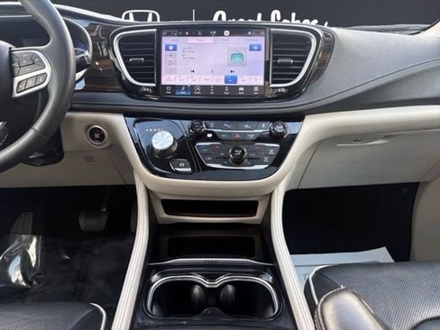 Used 2023 Chrysler Pacifica Limited FWD image 9