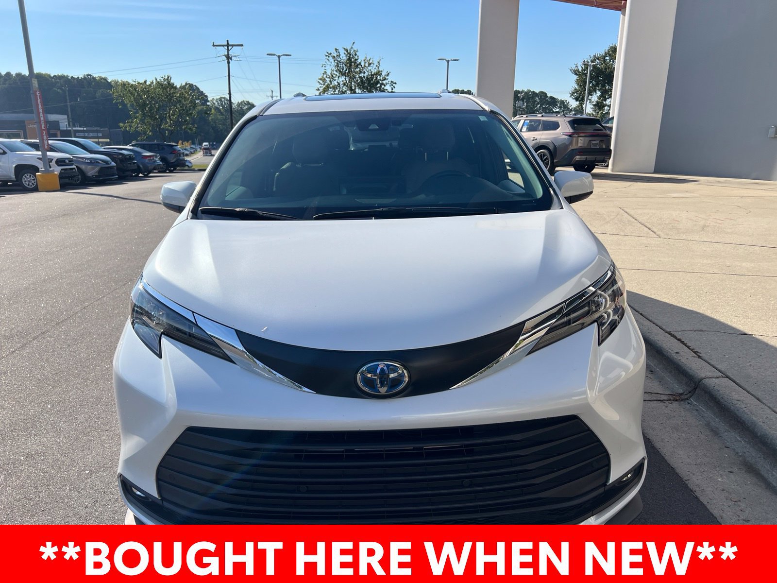 Used 2025 Toyota Sienna XLE FWD image 3