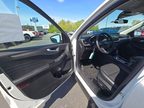 New 2025 Ford Escape SE image 15