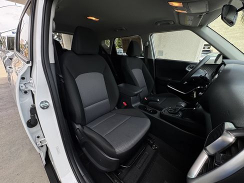 Used 2025 Kia Soul LX w/ LX Technology Package FWD image 34