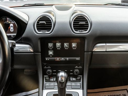 Used 2018 Porsche 718 Cayman Base image 17