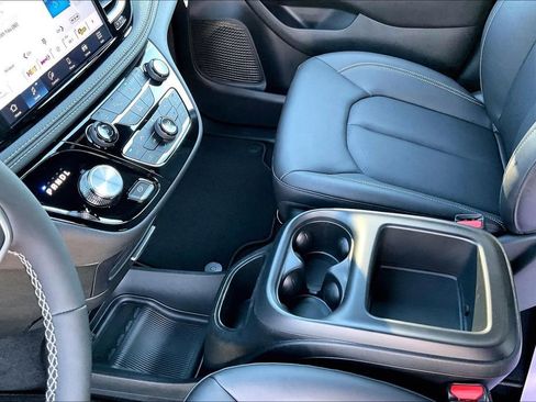 New 2026 Chrysler Pacifica Select image 8