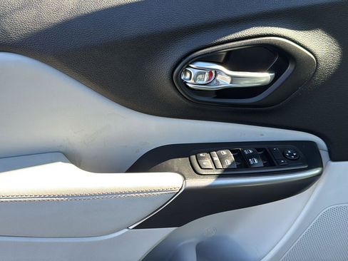 Used 2021 Jeep Cherokee Latitude Lux w/ Comfort/Convenience Group image 8