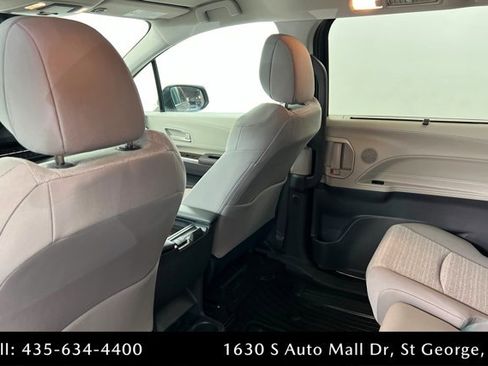 Used 2023 Toyota Sienna LE AWD/4WD image 18