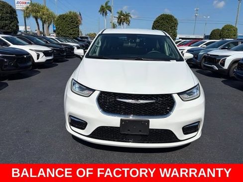 Used 2023 Chrysler Pacifica Touring-L FWD image 2