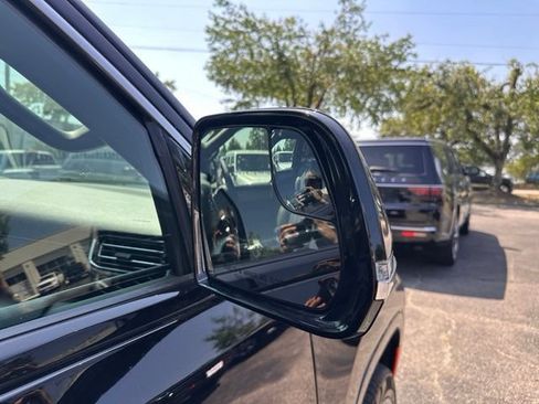 Used 2025 Jeep Wagoneer Series III w/ Premium Group I AWD/4WD image 11
