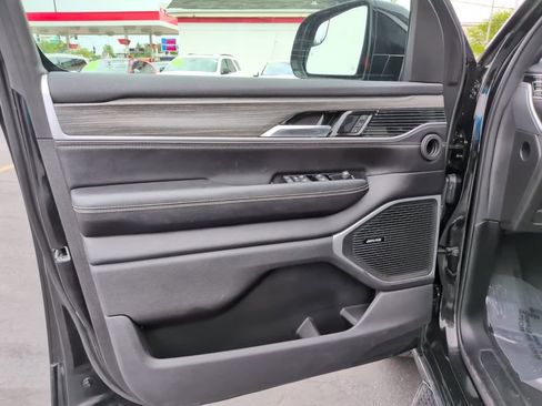 Used 2023 Jeep Wagoneer Series III w/ Preferred Equipment Group AWD/4WD image 19