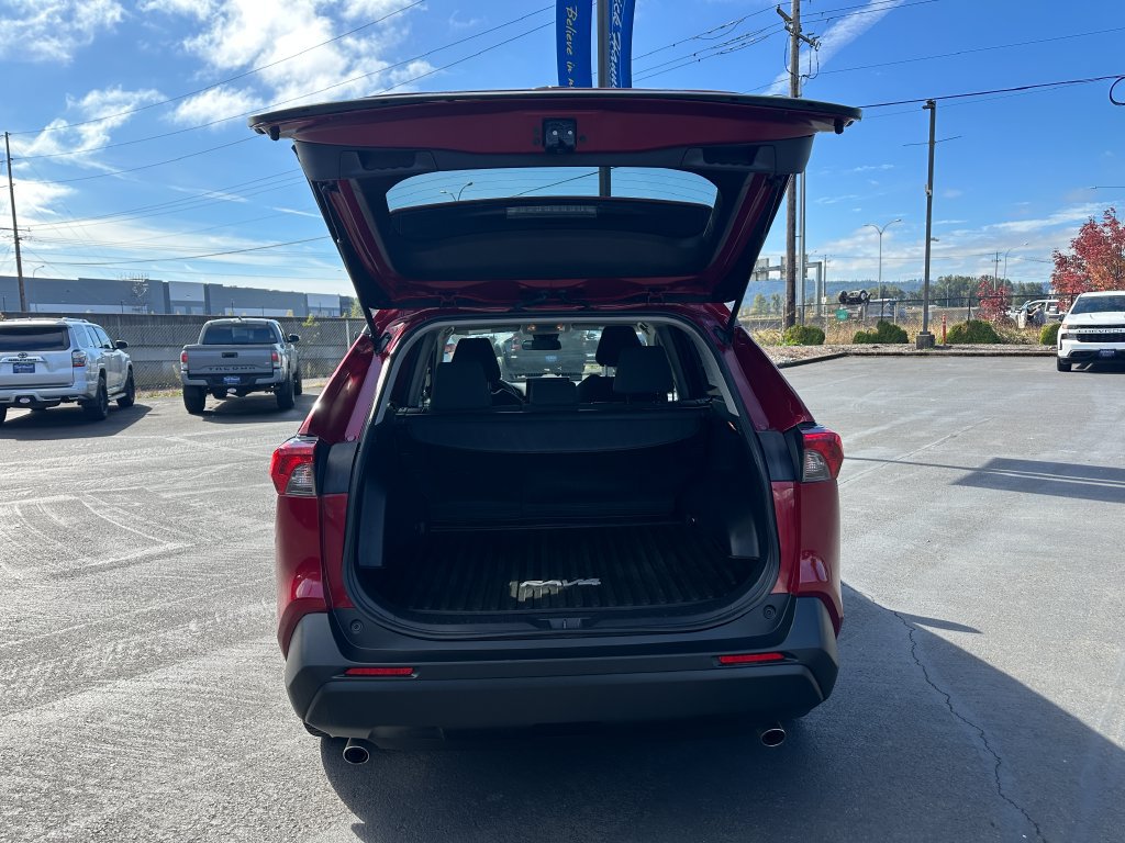 Used 2021 Toyota RAV4 LE AWD/4WD image 11