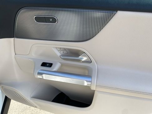 Used 2022 Mercedes-Benz GLB 250 4MATIC image 35