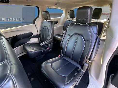 Used 2023 Chrysler Pacifica Touring-L FWD image 22