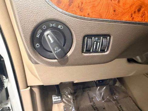 Used 2016 Chrysler Town & Country Touring FWD image 17