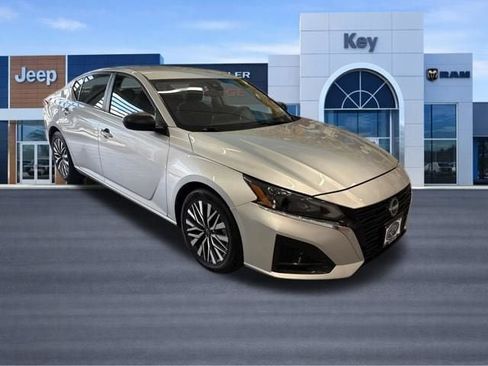 Used 2024 Nissan Altima 2.5 SV FWD image 10