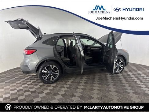Used 2022 Ford Escape SE w/ SE Sport Appearance Package image 17
