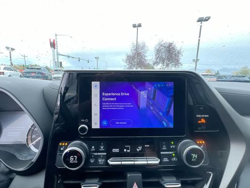 Used 2024 Toyota Highlander XLE image 18