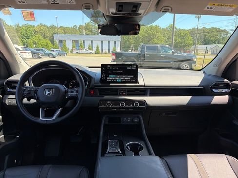 Certified 2025 Honda Pilot Touring image 8