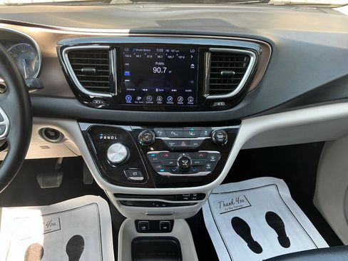 Used 2017 Chrysler Pacifica Touring-L Plus w/ Advanced Safetytec Group FWD image 20