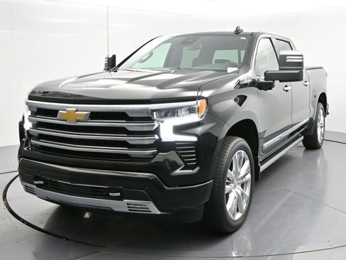 Used 2024 Chevrolet Silverado 1500 High Country w/ High Country Premium Package AWD/4WD image 3