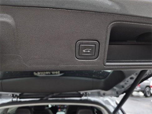 Used 2024 GMC Terrain SLE w/ Driver Convenience Package image 10