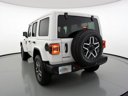 Used 2025 Jeep Wrangler Sahara image 6