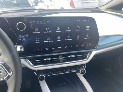 Used 2025 Chevrolet Equinox EV LT image 25