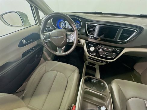 Used 2020 Chrysler Pacifica Touring image 9