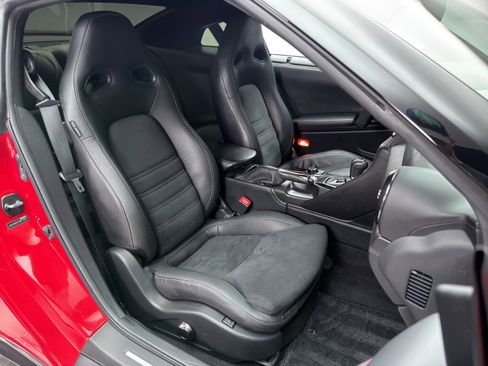Used 2018 Nissan GT-R Premium AWD/4WD image 17