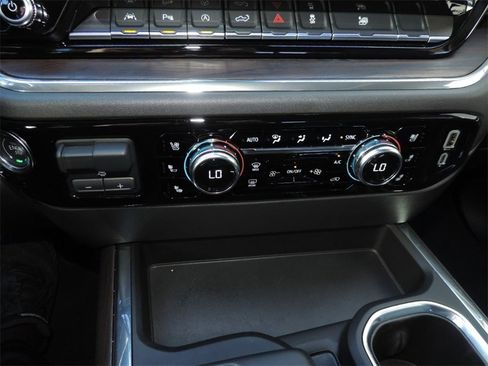 Certified 2025 GMC Sierra 1500 SLT image 24