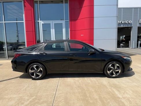 Used 2023 Hyundai Elantra SEL w/ Convenience Package FWD image 3