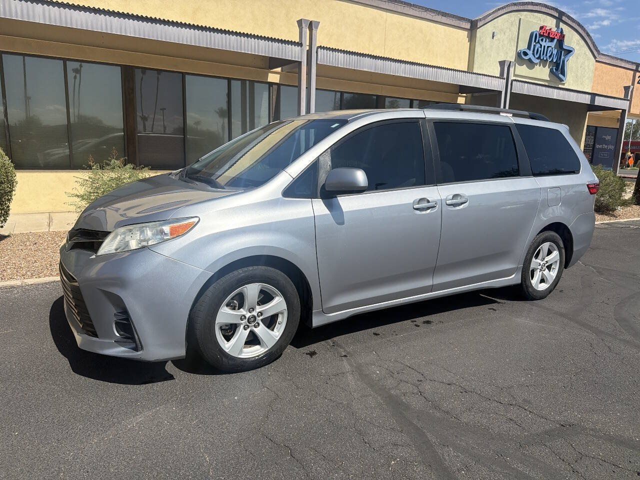 Used 2018 Toyota Sienna LE w/ Carpet Mat Package FWD image 3