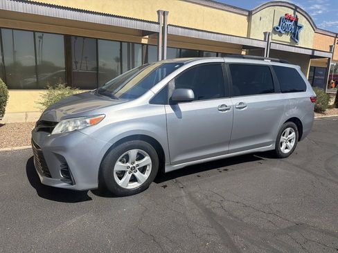 Used 2018 Toyota Sienna LE w/ Carpet Mat Package FWD image 3