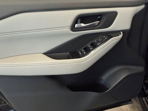 Used 2025 Nissan Rogue SV w/ SV Premium Package image 28