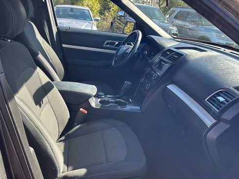 Used 2017 Ford Explorer XLT image 12