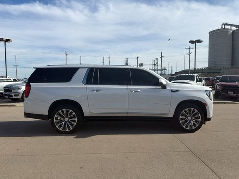 Used 2021 GMC Yukon XL Denali w/ Denali Premium Package AWD/4WD image 3