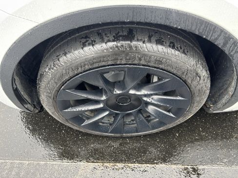 Used 2022 Tesla Model Y Long Range image 34