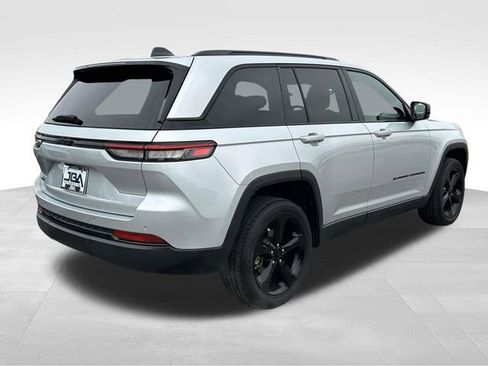 Used 2022 Jeep Grand Cherokee Altitude image 28