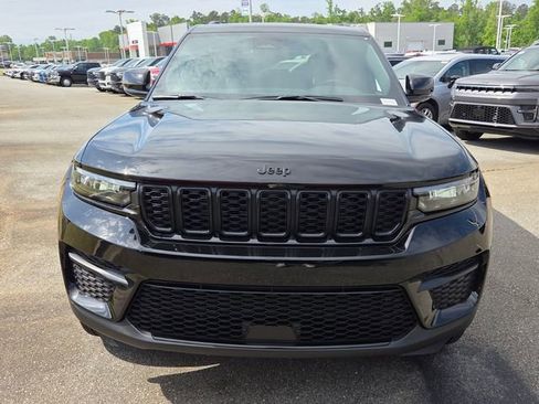 Used 2025 Jeep Grand Cherokee Altitude RWD image 2