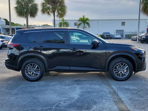 Used 2024 Nissan Rogue S FWD image 2