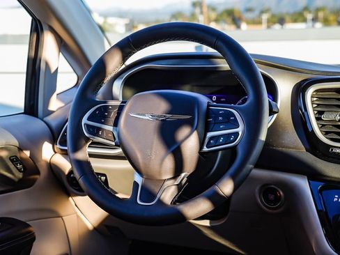 Certified 2024 Chrysler Pacifica Touring-L image 16