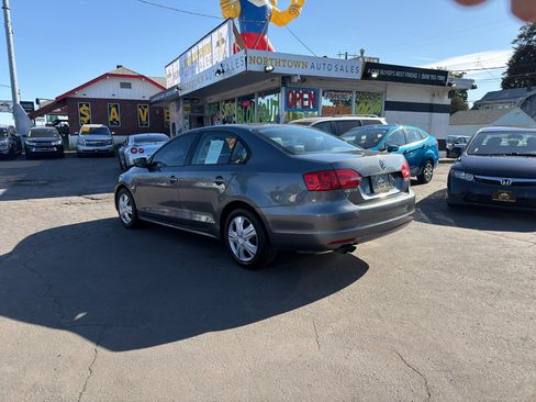Used 2012 Volkswagen Jetta SE FWD image 4