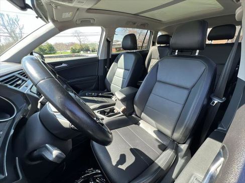 Used 2018 Volkswagen Tiguan SE w/ Panoramic Sunroof Package image 11