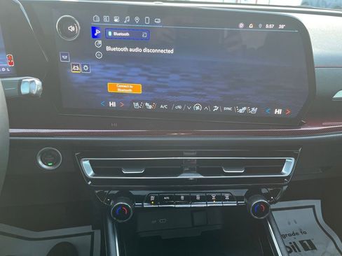 Used 2025 Chevrolet Traverse RS image 20