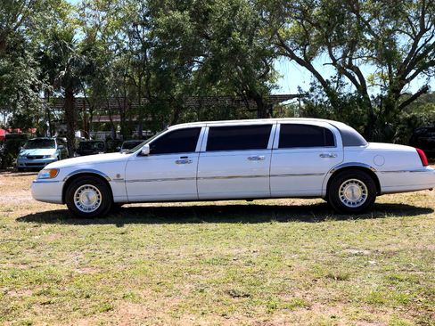 Used 1999 Lincoln Town Car Executive image 3